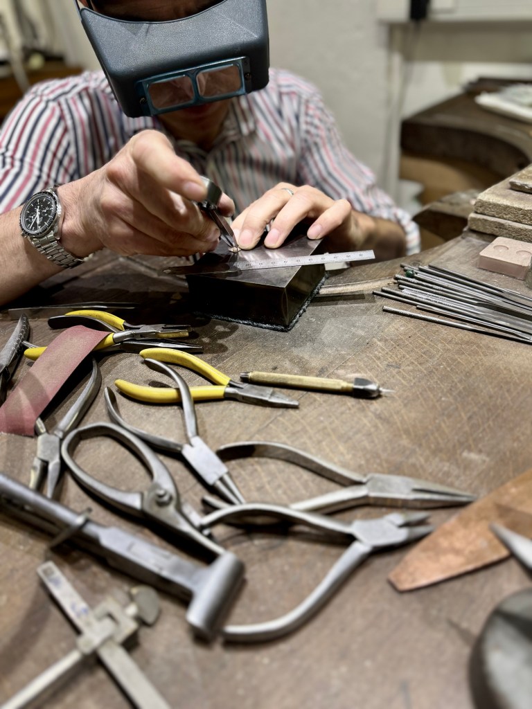 Réparation de bijoux, bracelets et pendentifs dans notre atelier à Toulouse.






